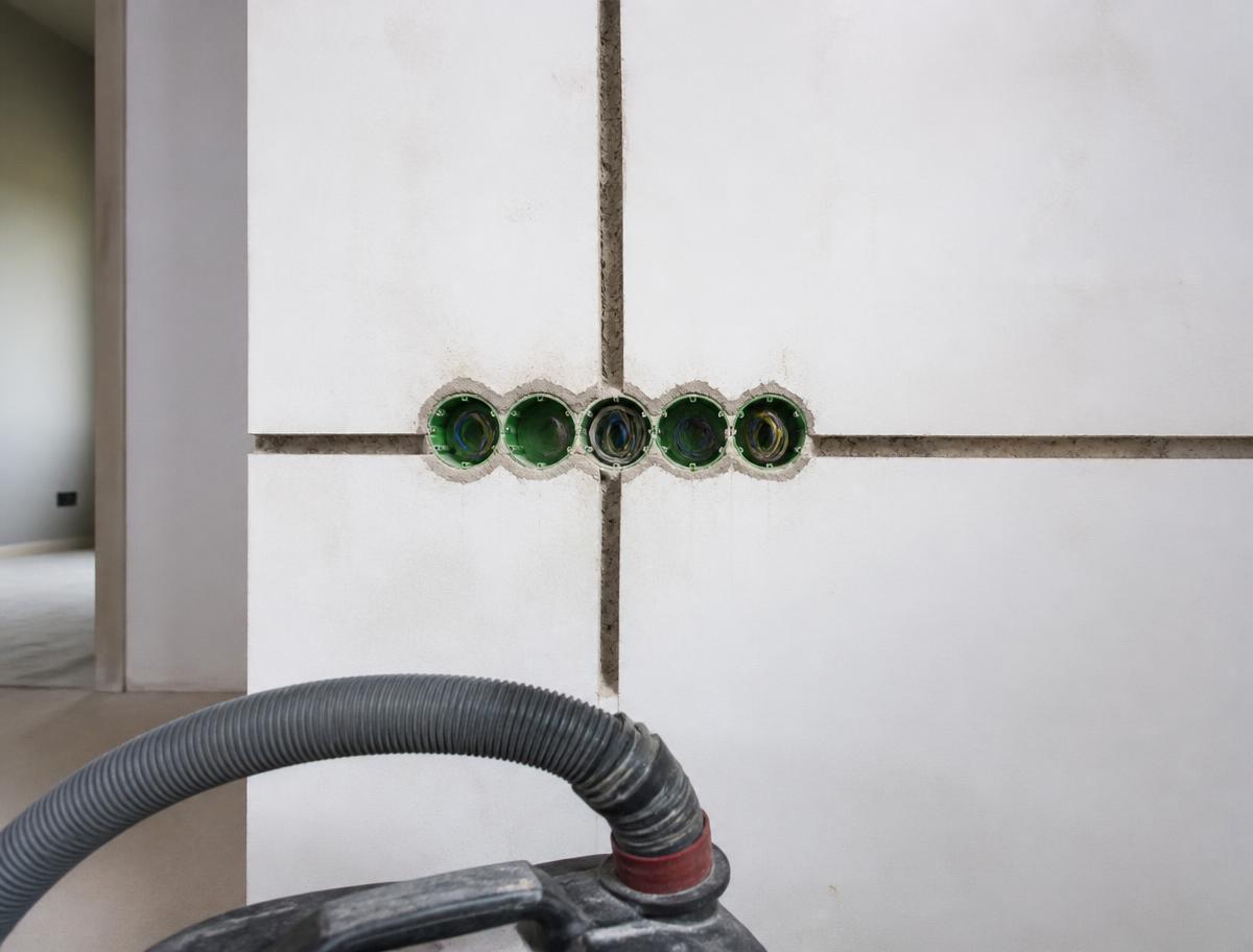 Rechte gefreesde sleuven in een binnenmuur voor elektraleidingen